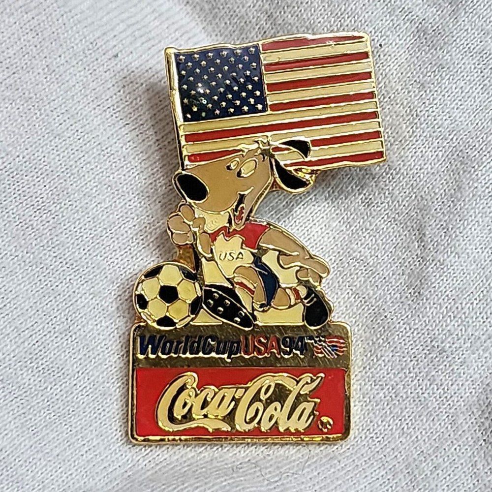 World Cup FIFA USA 1994 Coca Cola Vintage‎ Lapel Pin Stryker the Mascot USA Flag